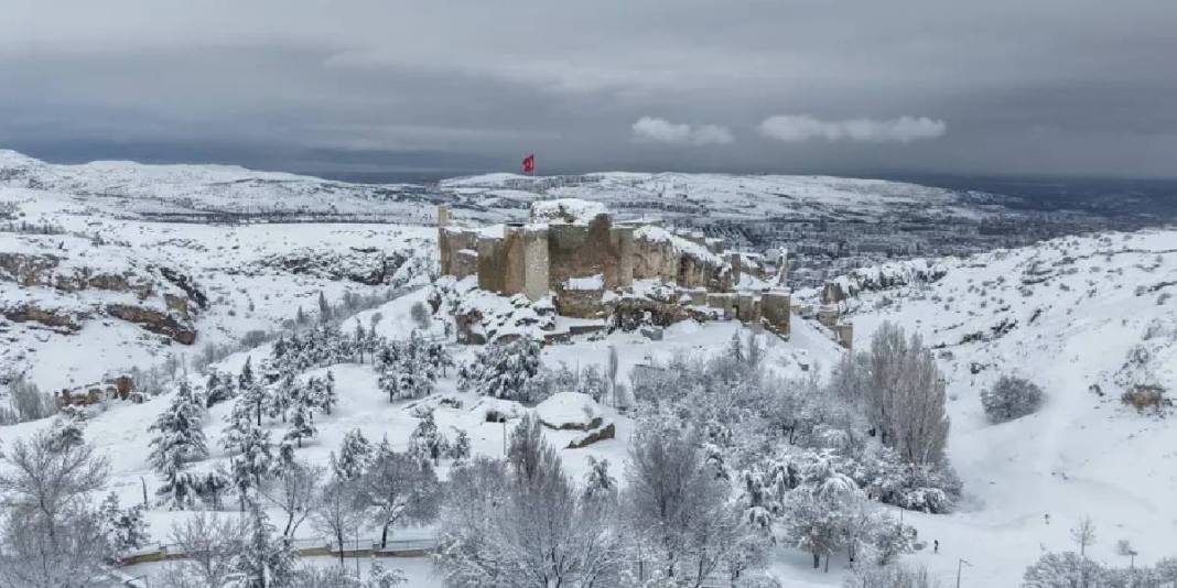 3000 yıldır ayakta duruyor, hikayesi şaşırtıyor! Kar altında eşsiz manzara: Harput Kalesi’nin sütten yapıldığına inanılıyor 1
